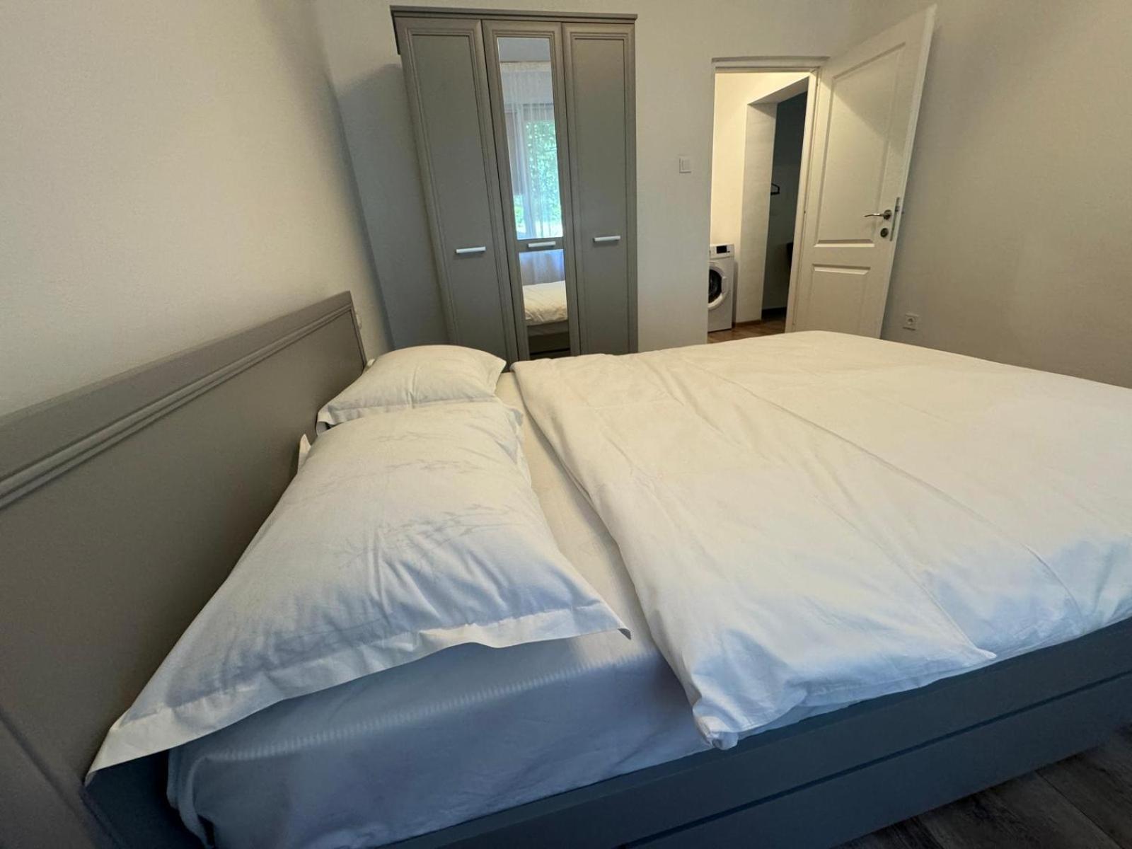 Peony Apartament Craiova Exteriör bild